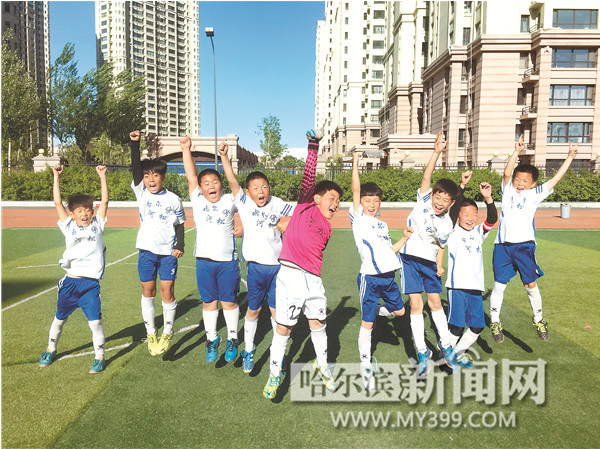 河松小学与他们借来的足球梦