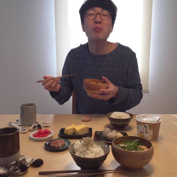 又双叒叕有一对日本小夫妻来花式撒狗粮了！只有吃到恋人用心做出的料理时才会笑得这么甜吧！