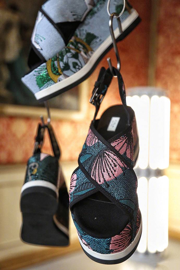 热巴米兰献T台首秀，华丽变身西西里公主｜时装周