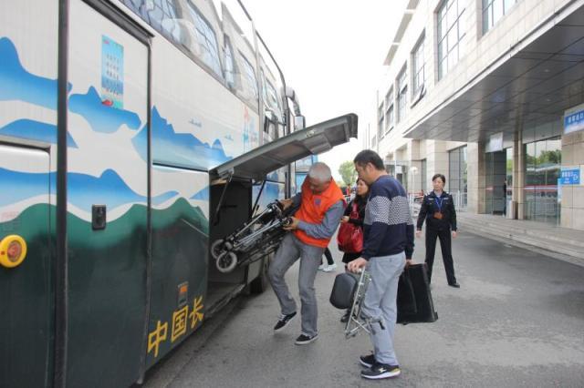 大家好，给大家介绍一下，这是三峡大坝黄金周期间的感人事儿