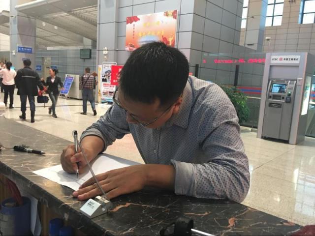 大家好，给大家介绍一下，这是三峡大坝黄金周期间的感人事儿