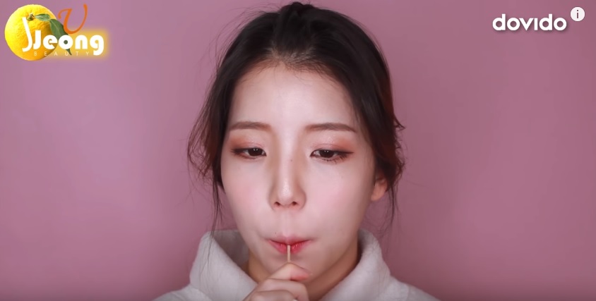 害怕浆果色涂完唇膏“血盆大口”？给你3招