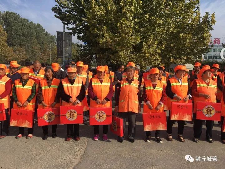 情暖中秋——封丘爱心企业为环卫工人送月饼