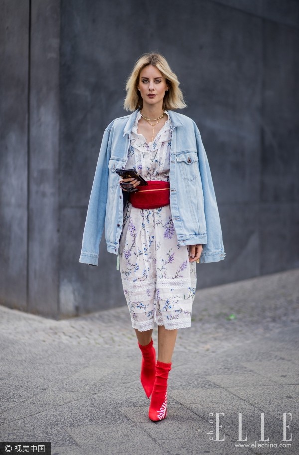 牛仔外套里穿什么,牛仔外套里穿什么比较好