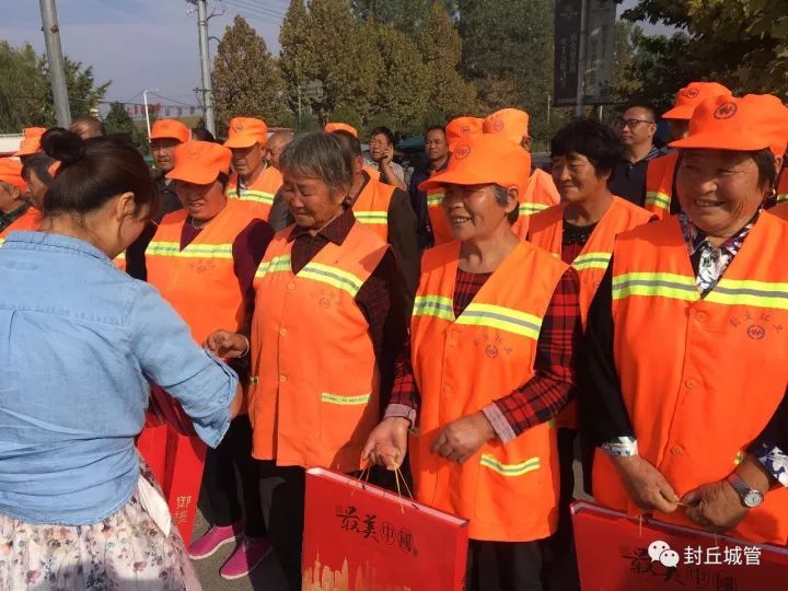 情暖中秋——封丘爱心企业为环卫工人送月饼