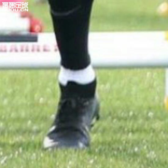 C罗训练中测试新一代耐克刺客战靴