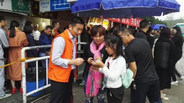 大家好，给大家介绍一下，这是三峡大坝黄金周期间的感人事儿