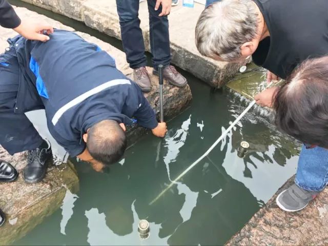 大家好，给大家介绍一下，这是三峡大坝黄金周期间的感人事儿