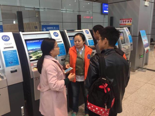 大家好，给大家介绍一下，这是三峡大坝黄金周期间的感人事儿