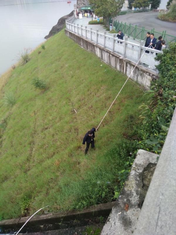 大家好，给大家介绍一下，这是三峡大坝黄金周期间的感人事儿