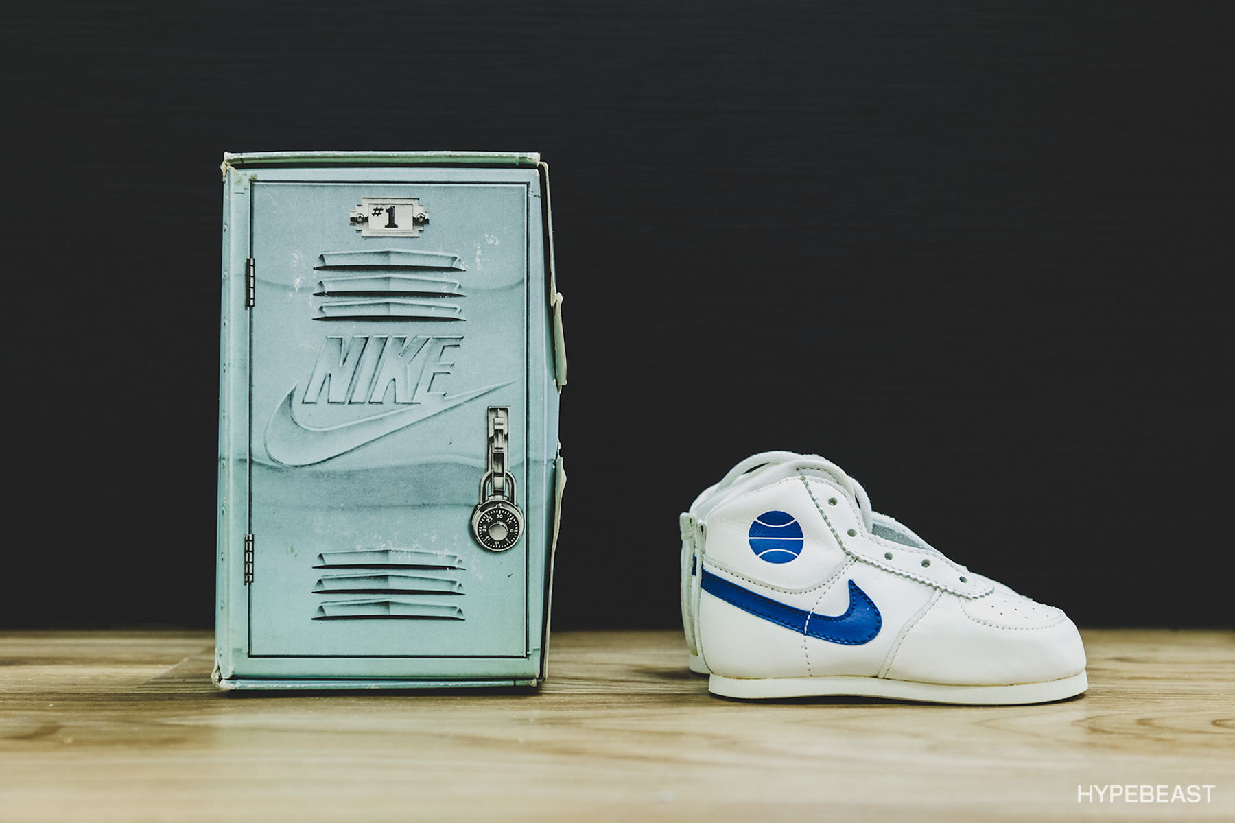 把鞋子做成藏品,nike球鞋展示柜