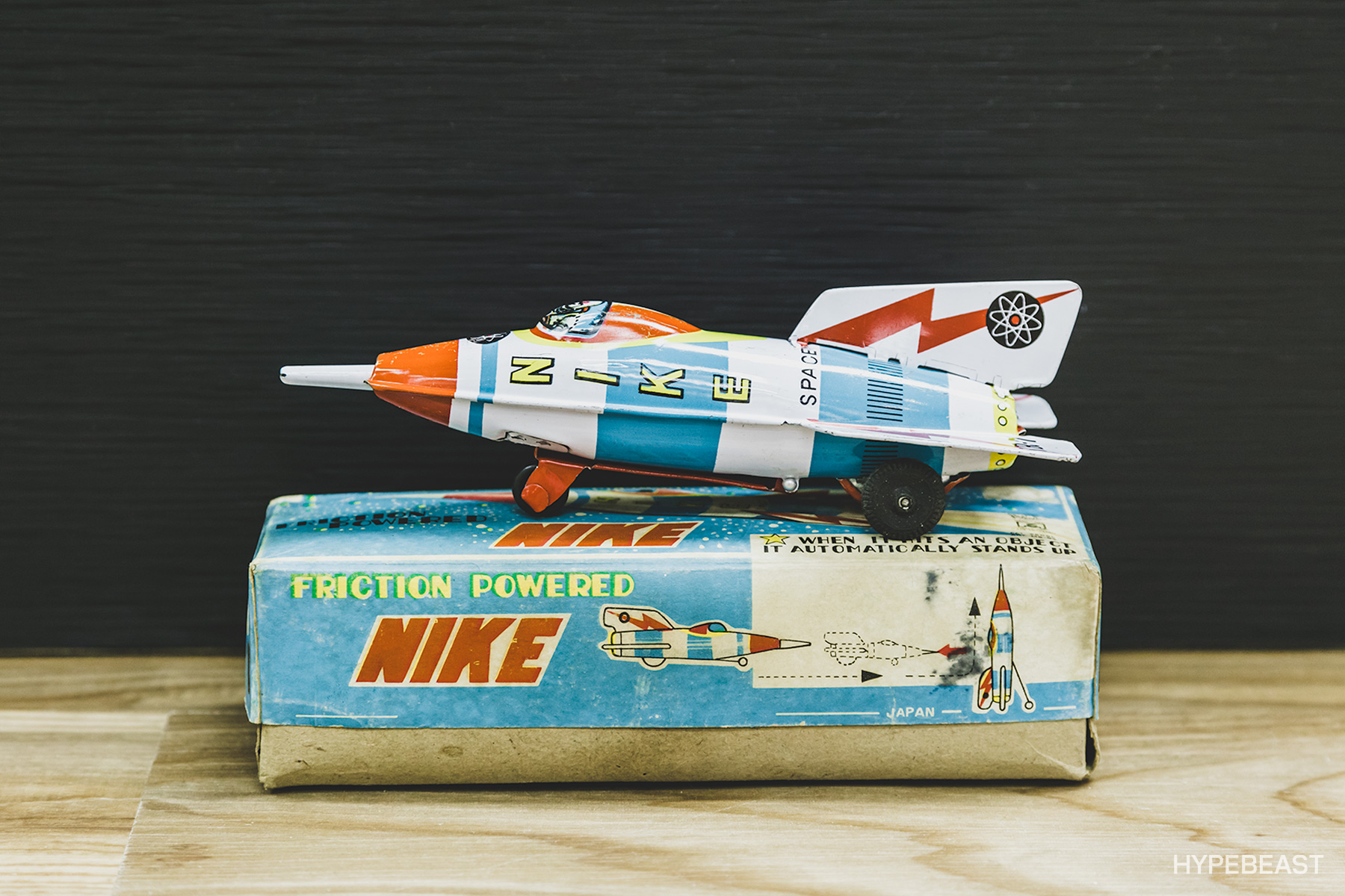 把鞋子做成藏品,nike球鞋展示柜