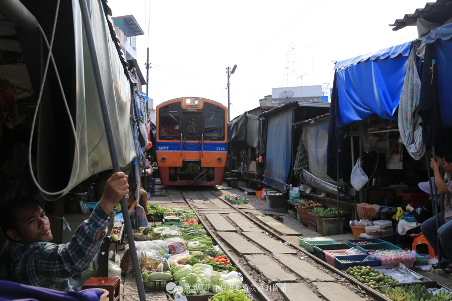 坐着小马车去赶集,坐着大巴去赶集