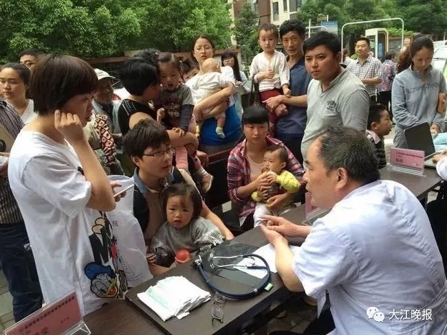 「重访*江老**湖」他是芜湖的儿科名医，他是这家医院的“金字招牌”