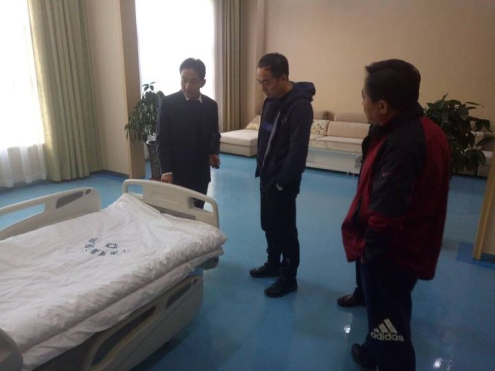 辽宁省瓦房店市中心医院一行来我院参观、学习、座谈、沟通