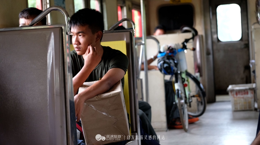 坐着小马车去赶集,坐着大巴去赶集