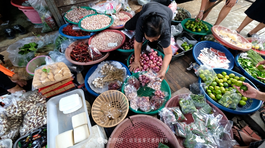 坐着小马车去赶集,坐着大巴去赶集