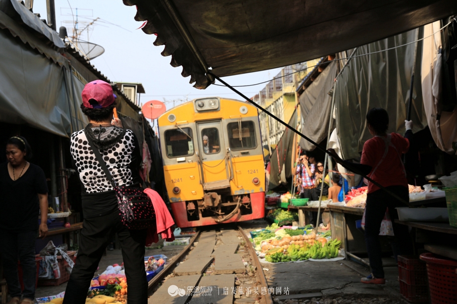 坐着小马车去赶集,坐着大巴去赶集