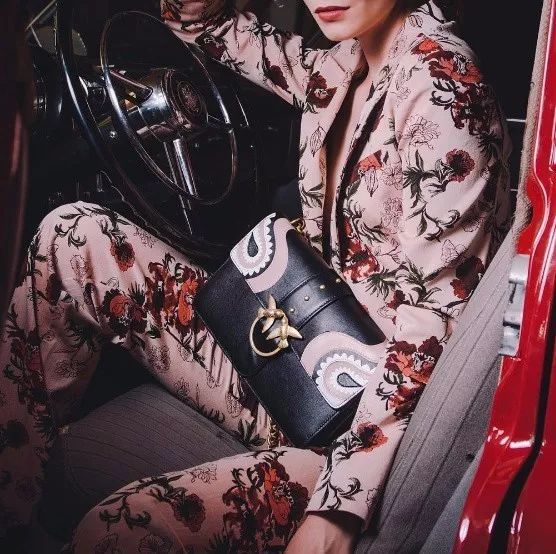 高圆圆秋冬搭配什么裤子,高圆圆穿湖蓝色毛衣