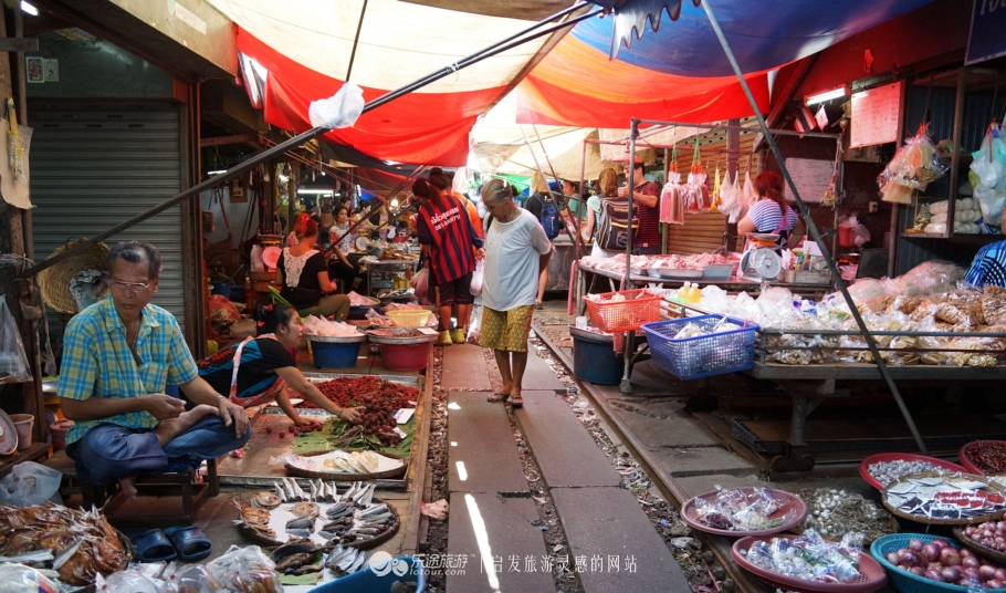 坐着小马车去赶集,坐着大巴去赶集