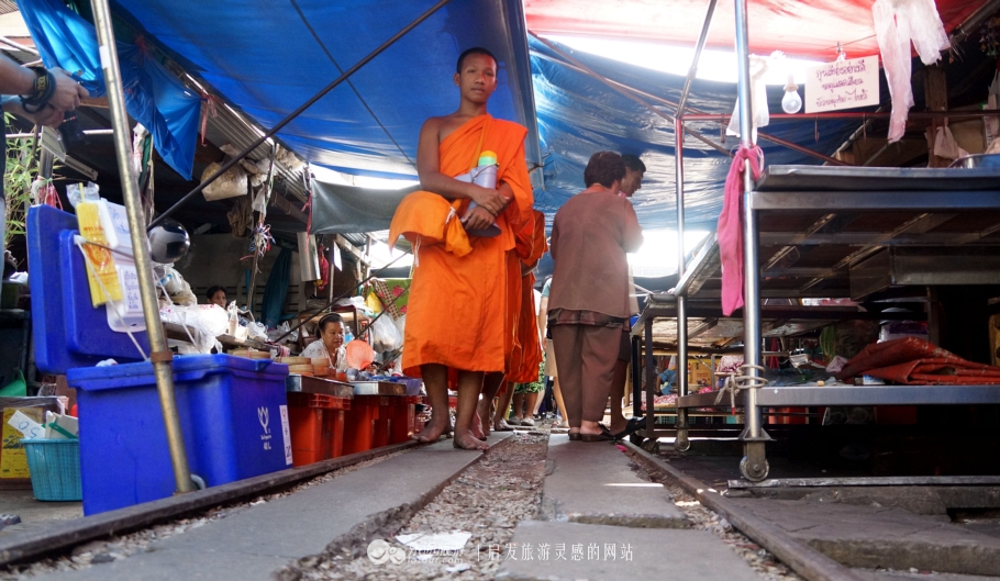 坐着小马车去赶集,坐着大巴去赶集