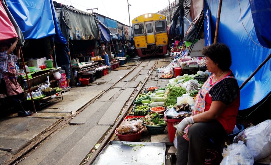 坐着小马车去赶集,坐着大巴去赶集