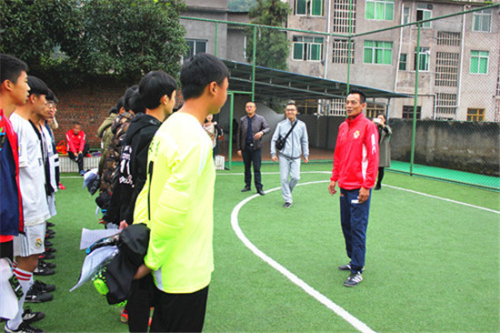 荥经县花滩中学开展“王老吉·雅吉足球公益邀请赛”