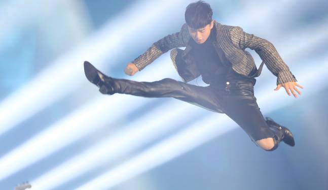 张杰跳高,张杰周杰伦打篮球