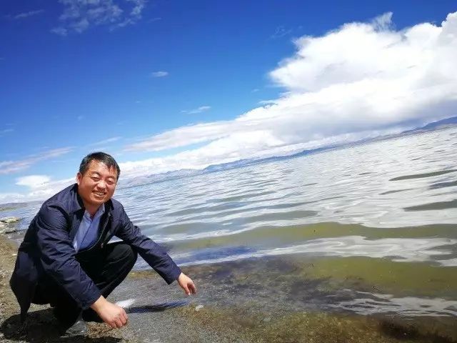 高原读书：吴昕孺｜《心的深处有个宇宙——在现代诗中醒来》