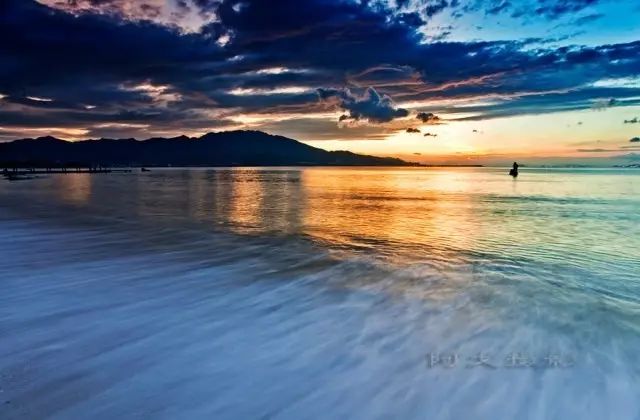 高原读书：吴昕孺｜《心的深处有个宇宙——在现代诗中醒来》