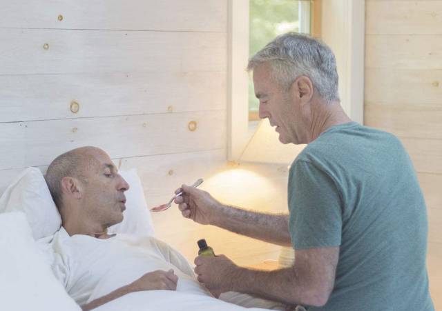 嚼服的药可以温水送服吗,吃药可以热水送服吗