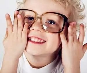 孩子总是眯眼看东西,孩子总是眯眼看电视