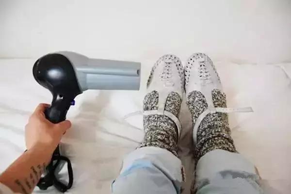 新买的鞋子磨脚怎么处理,鞋子磨脚怎么办教你一招解决