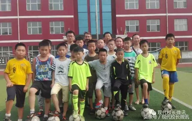 「直通校园」*党**员干部齐上阵携手并肩抓特色——外教走进太原尖草坪迎新三校指导精英足球队训练