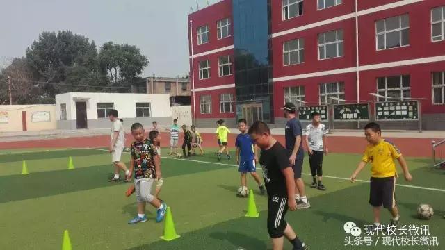 「直通校园」*党**员干部齐上阵携手并肩抓特色——外教走进太原尖草坪迎新三校指导精英足球队训练