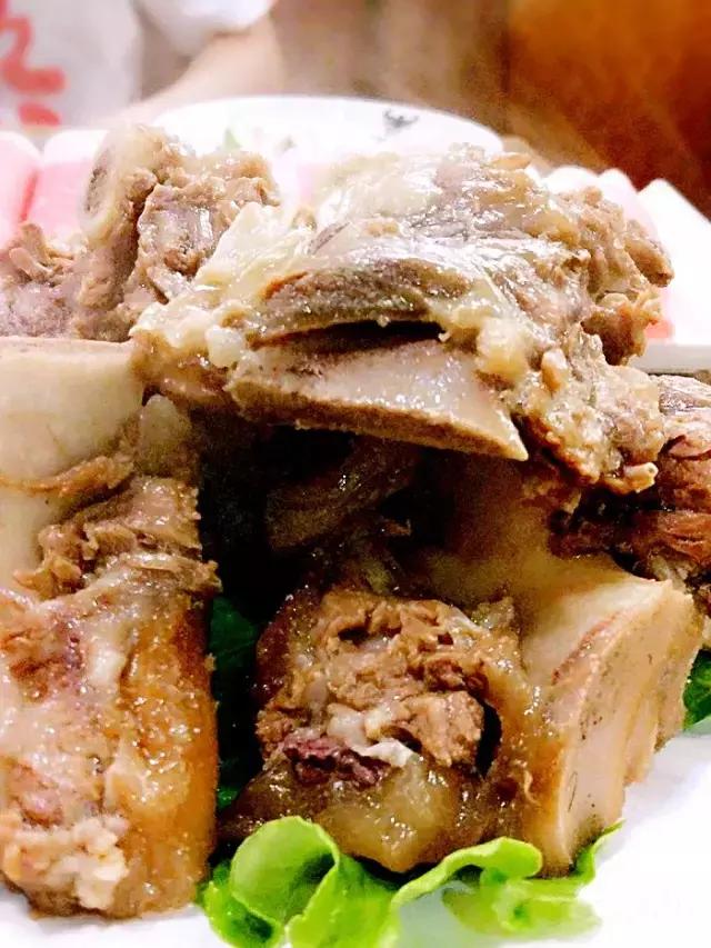 手抓牛龙骨美食,手抓牛排零食