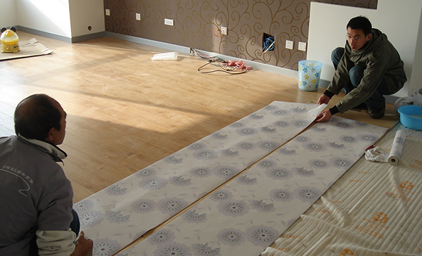 贴墙纸怎么学,贴墙纸的方法的详细步骤