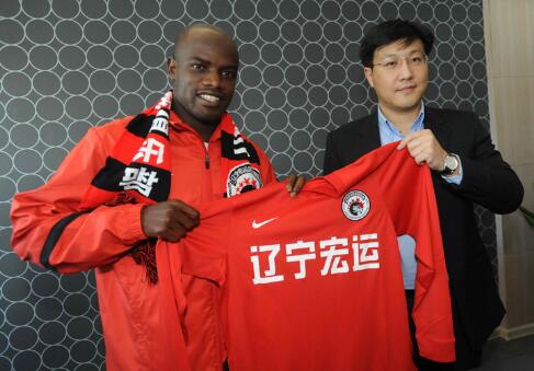 不舍得买衣服，怕家人没饭吃，上场拼到重伤，他是中超最勤勉外援