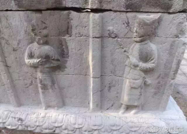 安丘石埠子出土一石棺，人称九女坟