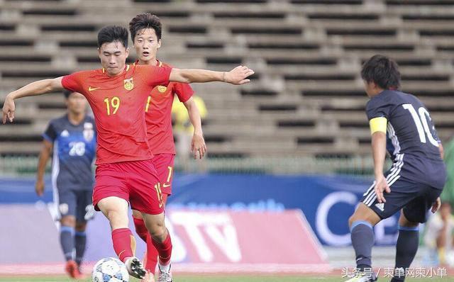 中国足球争气了2:1击败日本队！在柬中国球迷功不可没……