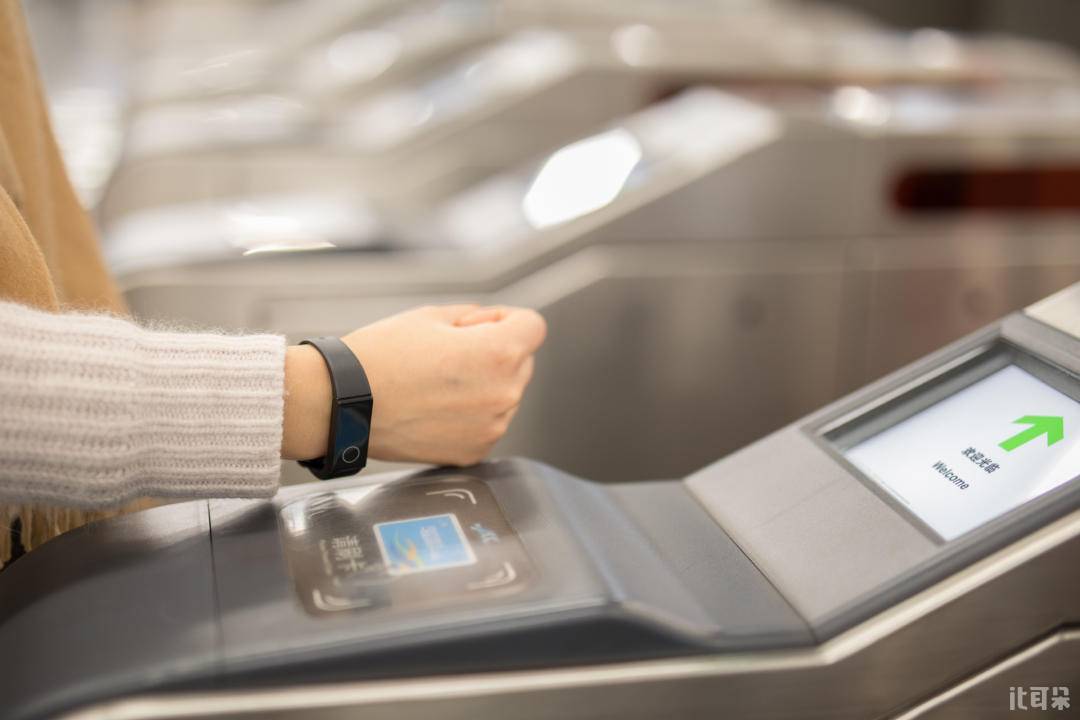 最好的小米手环推荐,小米手环6nfc和华为手环6pro