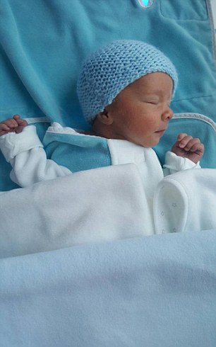 怀胎4月羊水破了怎么办,怀胎十月孕妇羊水破了