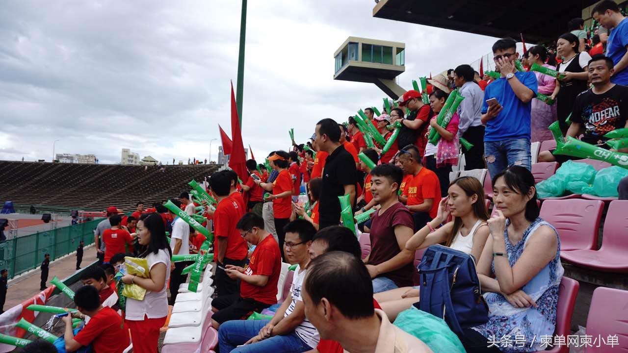 中国足球争气了2:1击败日本队！在柬中国球迷功不可没……