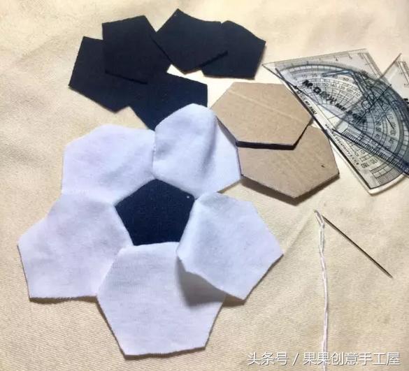 怎么用废品制作足球衣服,12片布艺足球制作方法