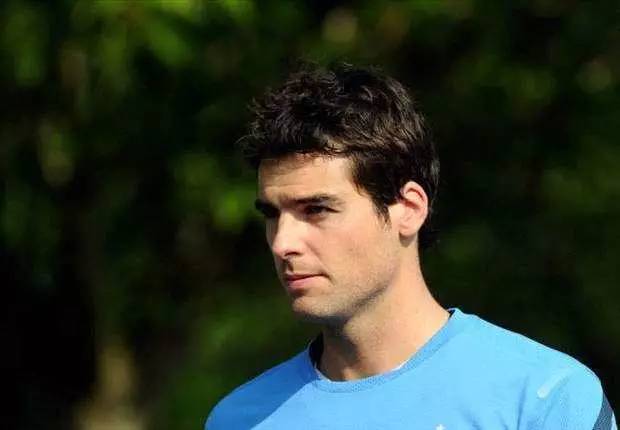 奔跑在绿茵场上的身影,绿茵场奔跑的身影和影子