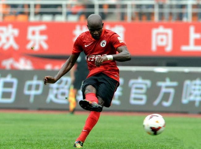 不舍得买衣服，怕家人没饭吃，上场拼到重伤，他是中超最勤勉外援