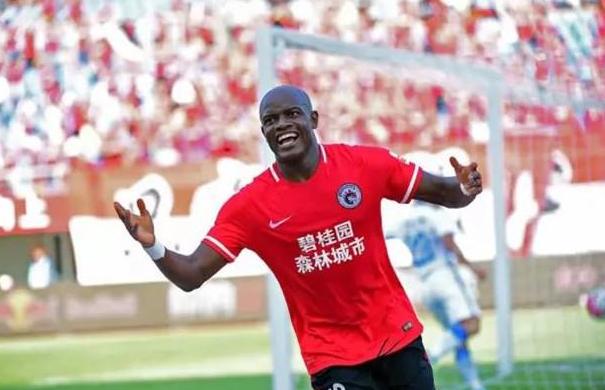 不舍得买衣服，怕家人没饭吃，上场拼到重伤，他是中超最勤勉外援