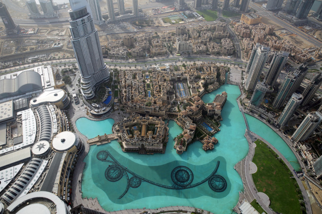 迪拜，一边是黄金，一边是黄土