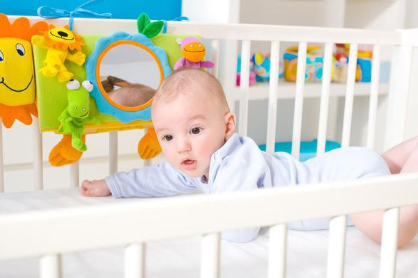 宝宝摔下床仰躺着一般怎么下去的,宝宝突然掉下床