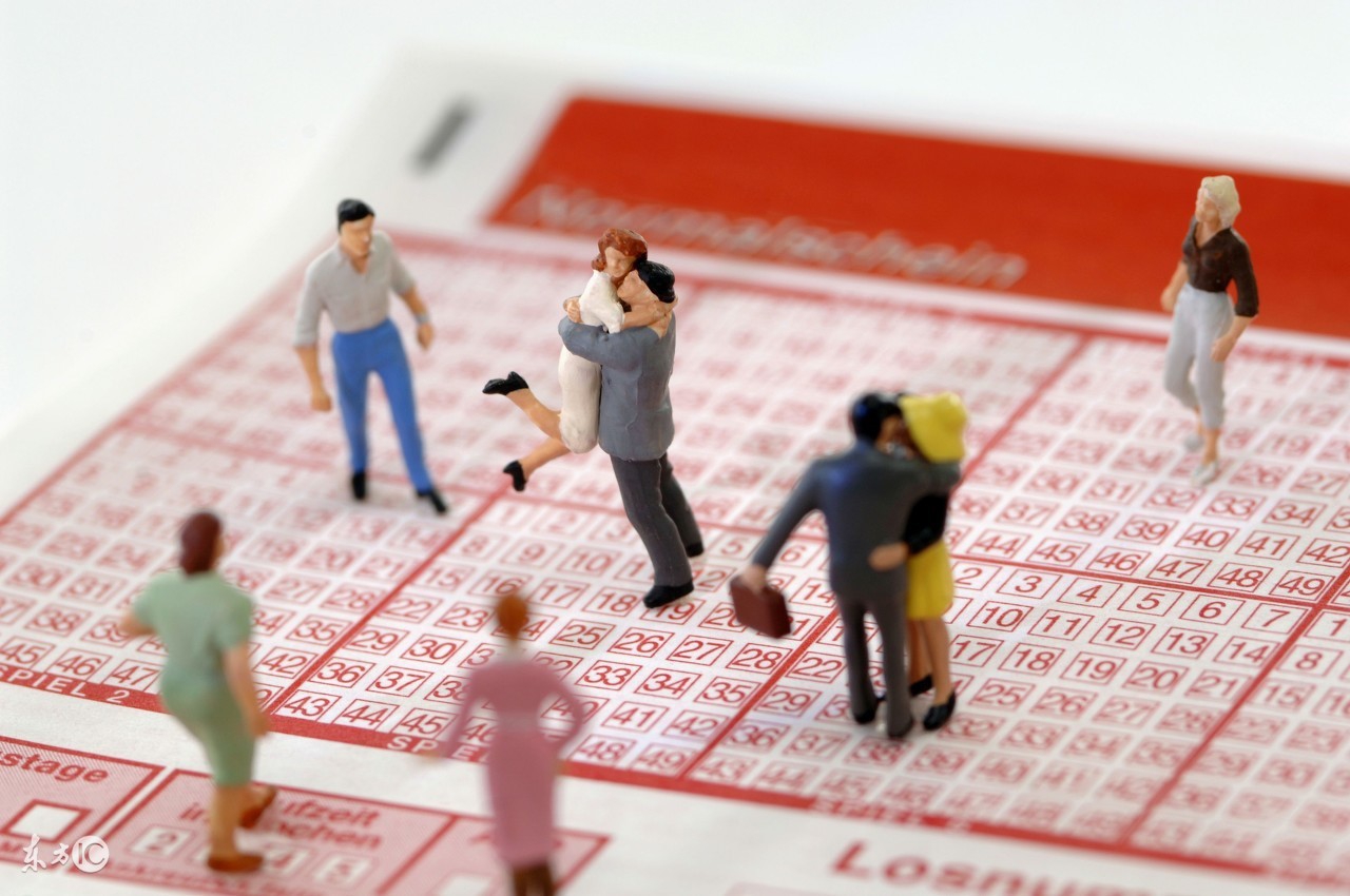 故事：中奖之后“夫妻”反目家庭全被搅乱了，出走多年的妻子突然回家，要钱分钱之事搅得他们焦头烂额